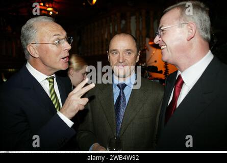 Kitzbuehel, Oest. 25 janvier 2003. La légende du football FRANZ BECKENBAUER est décédée le 7 janvier 2024 - KITZBUEHEL 2003 : Franz BECKENBAUER, Christian NEUREUTHER und DR. Martin WINTERKORN VIP - VIP's - VIP - promis - Promi - ski - skirennen - hiver - Tyrol - oesterreich - ˆsterreich - kitzb¸hel - Prominente - sport - portrait - portrait - FC - Bayern -President - Vorsitzender - des - Vorstands - Audi - AG - Gestik - mimik - fête - Feier - ( © ATP Bildagentur Muenchen/SPP) crédit : SPP Sport Press photo. /Alamy Live News Banque D'Images