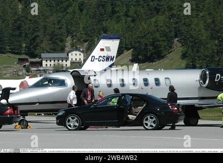 La légende du football FRANZ BECKENBAUER est décédée le 7 janvier 2024 - St. MORITZ, Suisse. 11 juin 2009. Franz BECKENBAUER (63) et sa femme Heidrun arrivent dans un Jet privé à la St. Aéroport Moritz Samedam pour le mariage de Boris BECKER Hochzeit à St. Moritz - mariage de B. BECKER avec Lilly KERSSENBERG - Lear Jet, Citation - avion privé - copyright photo © ATP Bernd ISEMANN (Bernd ISEMANN/ATP/SPP) crédit : SPP Sport Press photo. /Alamy Live News Banque D'Images