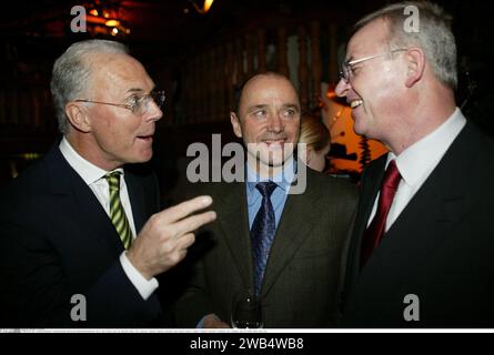 Kitzbuehel, Oest. 25 janvier 2003. La légende du football FRANZ BECKENBAUER est décédée le 7 janvier 2024 - KITZBUEHEL 2003 : Franz BECKENBAUER, Christian NEUREUTHER und DR. Martin WINTERKORN VIP - VIP's - VIP - promis - Promi - ski - skirennen - hiver - Tyrol - oesterreich - ˆsterreich - kitzb¸hel - Prominente - sport - portrait - portrait - FC - Bayern -President - Vorsitzender - des - Vorstands - Audi - AG - Gestik - mimik - fête - Feier - ( © ATP Bildagentur Muenchen/SPP) crédit : SPP Sport Press photo. /Alamy Live News Banque D'Images