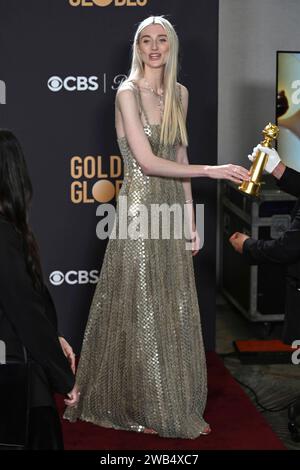 Elizabeth Debicki Mit Dem Preis Für Die Besten Nebendarstellerin In Der ...