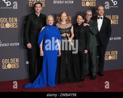 Los Angeles, États-Unis. 07 janvier 2024. (G-D) Nicholas Braun, J. Smith-Cameron, Sarah Snook, lauréate de la meilleure performance d'une actrice dans une série télévisée, prix dramatique pour "succession", Kieran Culkin, Alan Ruck et Matthew MacFadyen posent dans la salle de presse lors du 81e Golden Globe Award annuel qui s'est tenu au Beverly Hilton de Beverly Hills, CA le dimanche 7 janvier 2024. (Photo de Sthanlee B. Mirador/Sipa USA) crédit : SIPA USA/Alamy Live News Banque D'Images