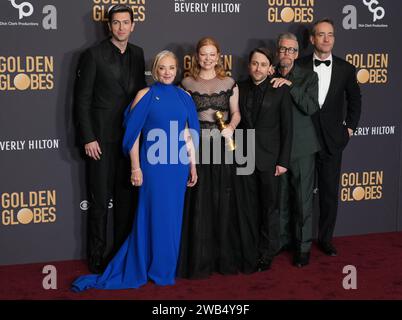 Los Angeles, États-Unis. 07 janvier 2024. (G-D) Nicholas Braun, J. Smith-Cameron, Sarah Snook, lauréate de la meilleure performance d'une actrice dans une série télévisée, prix dramatique pour "succession", Kieran Culkin, Alan Ruck et Matthew MacFadyen posent dans la salle de presse lors du 81e Golden Globe Award annuel qui s'est tenu au Beverly Hilton de Beverly Hills, CA le dimanche 7 janvier 2024. (Photo de Sthanlee B. Mirador/Sipa USA) crédit : SIPA USA/Alamy Live News Banque D'Images