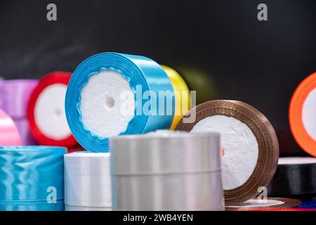 Rouleaux de ruban sur l'étagère de magasin à vendre à utiliser pour le bricolage et l'emballage cadeau Banque D'Images