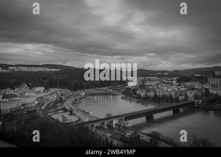 Nuit inondée hiver sans neige rivière Labe avec ciel nuageux dans Usti nad Labem CZ 12 26 2023 Banque D'Images