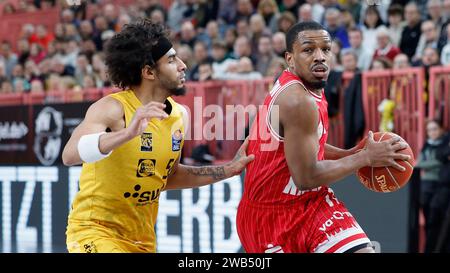 Tuebingen, Deutschland. 08 janvier 2024. V. l. Jhivvan Jackson (Tigers Tuebingen, 56) et Isaiah Washington (Wuerzburg baskets, 11). 08.01.2024, basket-ball, BBL, Tigers Tuebingen Wuerzburg baskets, GER, Tuebingen, Paul Horn-Arena. Crédit : dpa/Alamy Live News Banque D'Images