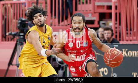 Tuebingen, Deutschland. 08 janvier 2024. V. l. Jhivvan Jackson (Tigers Tuebingen, 56) et Otis Livingston (Wuerzburg baskets, 0). 08.01.2024, basket-ball, BBL, Tigers Tuebingen Wuerzburg baskets, GER, Tuebingen, Paul Horn-Arena. Crédit : dpa/Alamy Live News Banque D'Images