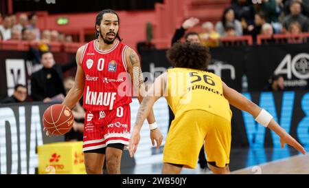 Tuebingen, Deutschland. 08 janvier 2024. V. l. Otis Livingston (Wuerzburg baskets, 0) et Jhivvan Jackson (Tigers Tuebingen, 56). 08.01.2024, basket-ball, BBL, Tigers Tuebingen Wuerzburg baskets, GER, Tuebingen, Paul Horn-Arena. Crédit : dpa/Alamy Live News Banque D'Images