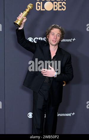 Jeremy Allen White mit dem Preis für den beste Serien-Hauptdarsteller in der Komödie 'l'ours' BEI der Verleihung der 81. Golden Globe Awards im Beverly Hilton Hotel. Beverly Hills, 07.01.2024 Banque D'Images