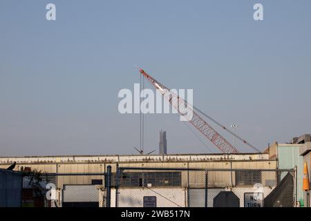 Une vue aérienne d'un paysage urbain animé avec une grue en toile de fond Banque D'Images