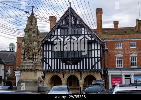 L'hôtel de ville en face de la fontaine ornée avec des décorations de noël à Saffron Walden le jour de l'an Banque D'Images