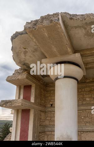 Vieux kolumns dans le palais de Knossos sur l'île de Crète, Grèce. Banque D'Images