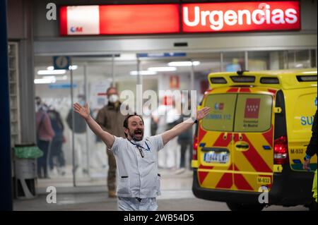 Madrid, Espagne. 08 janvier 2024. Un travailleur de la santé réagit comme une protestation à l’hôpital de la Paz en étant menée contre le manque de ressources et de personnel, coïncidant avec une augmentation des cas de Covid et de grippe enregistrés ces derniers jours en Espagne et certains hôpitaux surpeuplés. Crédit : Marcos del Mazo/Alamy Live News Banque D'Images