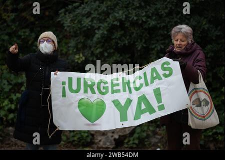 Madrid, Espagne. 08 janvier 2024. Des manifestants portant une banderole indiquant « urgence maintenant » lors d'une manifestation à l'hôpital de la Paz contre le manque de ressources et de personnel, coïncidant avec une augmentation des cas de Covid et de grippe enregistrés ces derniers jours en Espagne et certains hôpitaux surpeuplés. Crédit : Marcos del Mazo/Alamy Live News Banque D'Images