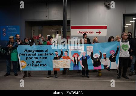 Madrid, Espagne. 08 janvier 2024. Des personnes protestant à l’hôpital de la Paz contre le manque de ressources et de personnel, coïncidant avec une augmentation des cas de Covid et de grippe enregistrés ces derniers jours en Espagne et certains hôpitaux surpeuplés. Crédit : Marcos del Mazo/Alamy Live News Banque D'Images