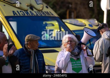 Madrid, Espagne. 08 janvier 2024. Des personnes protestant à l’hôpital de la Paz contre le manque de ressources et de personnel, coïncidant avec une augmentation des cas de Covid et de grippe enregistrés ces derniers jours en Espagne et certains hôpitaux surpeuplés. Crédit : Marcos del Mazo/Alamy Live News Banque D'Images