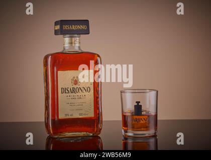 Mansfield, Nottingham, Royaume-Uni, 6 janvier 2024 : image du produit Studio d'une bouteille et d'un verre de Disaronno, la société est détenue par LLLva Saronno S.P. Banque D'Images