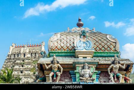 Statues colorées du temple Vedagiriswarar 0f Divinité Shiva, Thirukazhukundram, région de Tondaimandalam, Tamil Nadu, Inde du Sud Banque D'Images