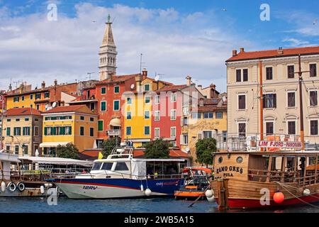 Bateaux de plaisance dans le port de Rovinj en Croatie le premier septembre deux mille vingt-trois Banque D'Images