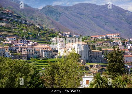 Petit village de Ravello, niché au bord de la mer Tyrrhénienne sur la côte amalfitaine italienne. Banque D'Images