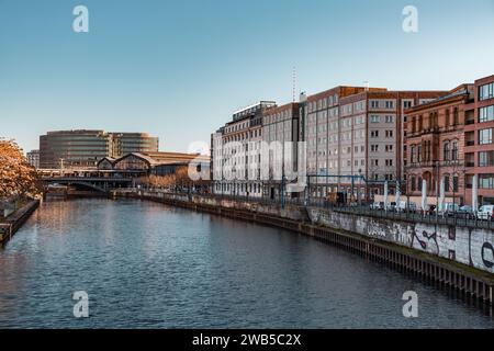 Berlin, Allemagne - 17 DEC 2021: Pont de chemin de fer Friedrichstrasse au-dessus de la Spree à Berlin, Allemagne. Banque D'Images