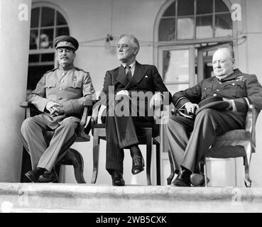 Le Premier ministre soviétique Josef Staline, le pendent américain Franklin D Roosevelt et le Premier ministre britannique Winston Churchill, réunis lors de la conférence des « trois grands » de Téhéran en 1943 Banque D'Images