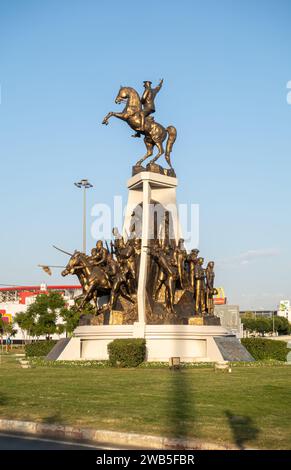 Turquie : statue équestre Mustafa Kemal Ataturk sur une place à Antalya Banque D'Images