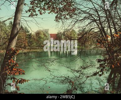 La chapelle de l'autre côté du lac, Vassar College, Poughkeepsie, New York 1904. Banque D'Images