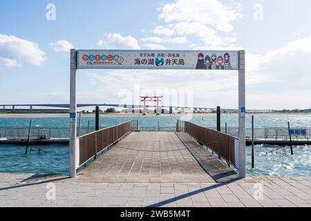 Porte Torii rouge de Bentenjima et pont Hamana, Hamamatsu, Shizuoka, Japon. Banque D'Images