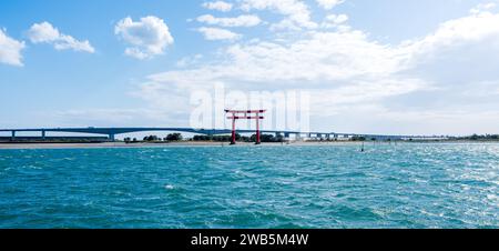 Porte Torii rouge de Bentenjima et pont Hamana, Hamamatsu, Shizuoka, Japon. Banque D'Images