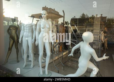 Vitrine de mannequin, mannequins, vitrine de magasin de pièces de mannequin, sculptures de modèles de mannequin dans la vitrine Serik, Turquie Banque D'Images