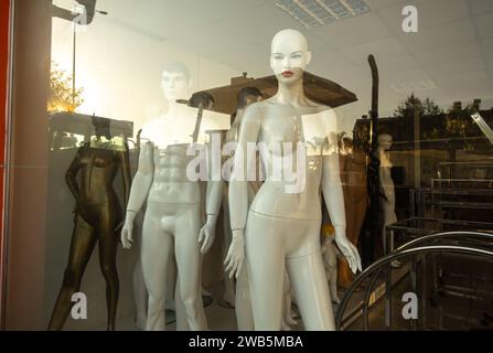 Vitrine de mannequin, mannequins, vitrine de magasin de pièces de mannequin, sculptures de modèles de mannequin dans la vitrine Serik, Turquie Banque D'Images
