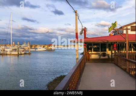 Restaurant sur une jetée en face d'une marina, Saint Augustine, Floride, USA Banque D'Images