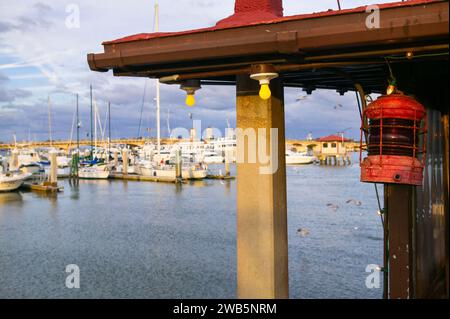 Restaurant sur une jetée en face d'une marina, Saint Augustine, Floride, USA Banque D'Images