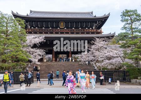 Kyoto, Japon - mars 27 2023 : Temple Chionin porte Sanmon. Fleur de cerisier. Banque D'Images