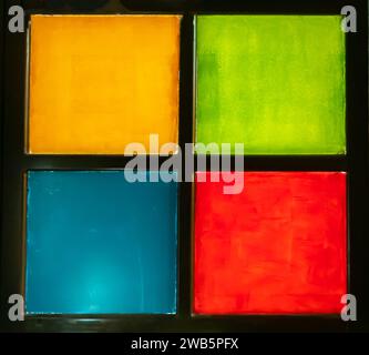 Fenêtre de cadre peinte en carrés avec jaune vert bleu marine fraise rouge Banque D'Images