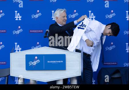 Los Angeles, États-Unis. 14 décembre 2023. Le propriétaire de Dodgers, Mark Walter (à gauche) avec Shohei Ohtani #17 lors de sa présentation aux médias le jeudi 14 décembre 2023 au Dodger Stadium à Los Angeles, Californie.Armando Arorizo (image de crédit : © Armando Arorizo/Prensa Internacional via ZUMA Press Wire) À USAGE ÉDITORIAL UNIQUEMENT! Non destiné à UN USAGE commercial ! Banque D'Images