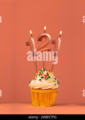 Bougie numéro 121 - anniversaire Cupcake en fond de fusion corail Banque D'Images