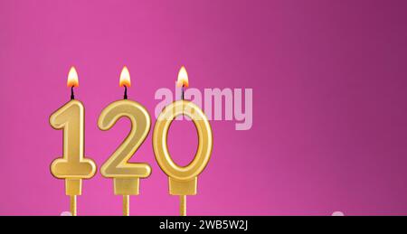 Carte d'anniversaire avec bougie numéro 120 - fond violet Banque D'Images