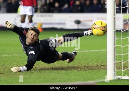Wigan, Royaume-Uni. 08 janvier 2024. Sam Tickle, le gardien de but de Wigan Athletic regarde le ballon passer devant lui car il est incapable d'arrêter Diogo Dalot de Manchester United (pas sur la photo) marquant le 1e but de son équipe. Emirates FA Cup, match de 3e tour, Wigan Athletic v Manchester Utd au DW Stadium à Wigan, Lancs, le lundi 8 janvier 2024. Cette image ne peut être utilisée qu'à des fins éditoriales. Usage éditorial uniquement, photo de Chris Stading/Andrew Orchard photographie sportive/Alamy Live News crédit : Andrew Orchard photographie sportive/Alamy Live News Banque D'Images