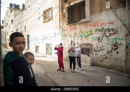 Tulkram, Tulkram, Palestine. 8 janvier 2024. Enfants jouant dans le camp de réfugiés de Nur Shams. (Image de crédit : © Bruno Gallardo/ZUMA Press Wire) USAGE ÉDITORIAL SEULEMENT! Non destiné à UN USAGE commercial ! Crédit : ZUMA Press, Inc./Alamy Live News Banque D'Images