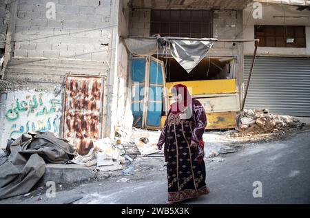 Tulkram, Tulkram, Palestine. 8 janvier 2024. Une palestinienne marchant dans le camp de réfugiés de Nur Shams, où vivent environ 14,000 réfugiés. (Image de crédit : © Bruno Gallardo/ZUMA Press Wire) USAGE ÉDITORIAL SEULEMENT! Non destiné à UN USAGE commercial ! Crédit : ZUMA Press, Inc./Alamy Live News Banque D'Images