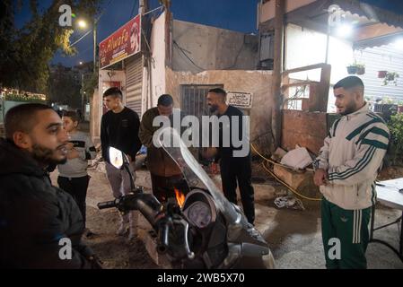 Tulkram, Tulkram, Palestine. 8 janvier 2024. De jeunes Palestiniens discutent devant le camp de réfugiés de Nur Shams à Tulkram, en Cisjordanie. (Image de crédit : © Bruno Gallardo/ZUMA Press Wire) USAGE ÉDITORIAL SEULEMENT! Non destiné à UN USAGE commercial ! Crédit : ZUMA Press, Inc./Alamy Live News Banque D'Images