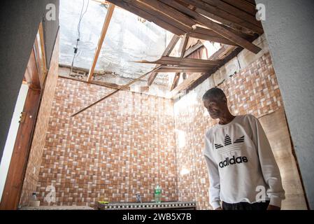 Tulkram, Tulkram, Palestine. 8 janvier 2024. Un homme du camp de Nur Shams montre comment sa maison a été détruite après un raid de l’armée israélienne. (Image de crédit : © Bruno Gallardo/ZUMA Press Wire) USAGE ÉDITORIAL SEULEMENT! Non destiné à UN USAGE commercial ! Crédit : ZUMA Press, Inc./Alamy Live News Banque D'Images