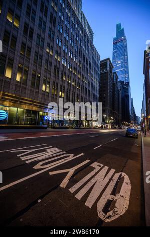 Summit One Vanderbilt gratte-ciel et observatoire à New York depuis la rue avec vue grand angle Banque D'Images