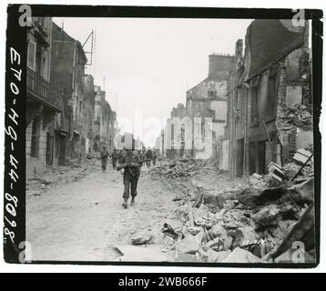 111-SC-191719 - l'avant-garde de la 29e division d'infanterie entre dans St. LO, France. 20 juillet 1944. Banque D'Images