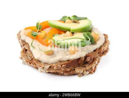 Savoureux sandwich végétalien avec avocat, pois chiches et poivron isolé sur blanc Banque D'Images