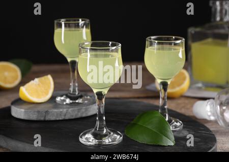 Savoureuse liqueur de limoncello et feuille verte sur la table Banque D'Images