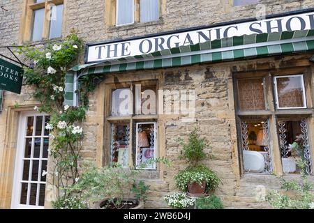 Stow sur la ville de marché de Wold cotswolds avec l'épicerie Organic Shop sur la place du marché, Gloucestershire, Angleterre, Royaume-Uni, 2023 Banque D'Images