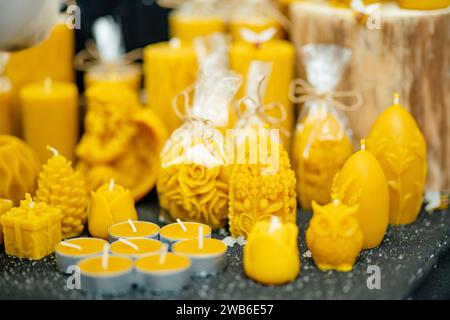 Des bougies de cire vendue sur le marché de Pâques à Vilnius. La capitale lituanienne de l'artisanat traditionnel foire est tenue chaque année au mois de mars sur les rues de la vieille ville. Banque D'Images