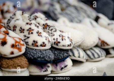 Chaussons chauds en laine de mouton vendus sur le marché de Pâques à Vilnius. Foire annuelle de printemps se tient en mars dans les rues de la capitale de la Lituanie. Banque D'Images